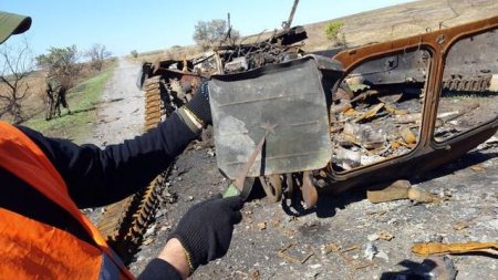 Останки украинских военнослужащих на Донбассе и подбитая техника. Фото Останки украинских военнослужащих на Донбассе и подбитая техника. Фото