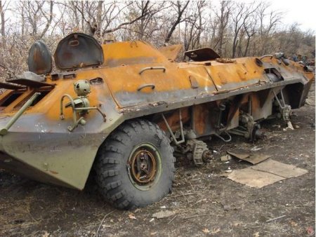 Останки украинских военнослужащих на Донбассе и подбитая техника. Фото