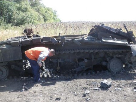 Останки украинских военнослужащих на Донбассе и подбитая техника. Фото