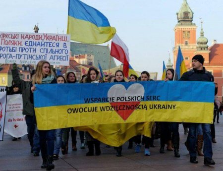 Марш солидарности Польши с Украиной прошел в Варшаве. Фото