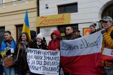 Марш солидарности Польши с Украиной прошел в Варшаве. Фото