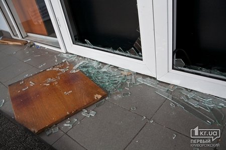 Во время сессии городского совета, митингующие выбили стекла и сломали двери (Фото)