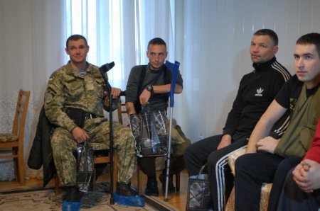 Раненые бойцы в Черновцах получили электронные книги из Канады (фото)