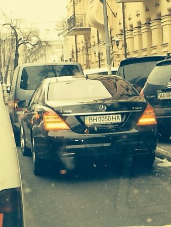 В Киеве на Грушевского заблокировано движение из-за хаотично припаркованных элитных автомобилей новых нардепов