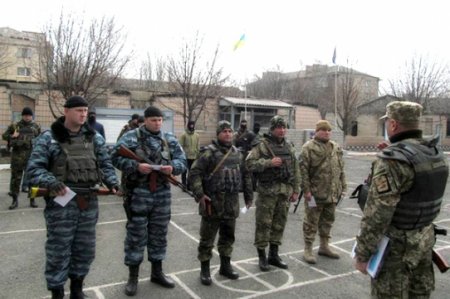 Порядок в Мариуполе охраняют совместные патрули военных и добровольцев Порядок в Мариуполе охраняют совместные патрули военных и добровольцев