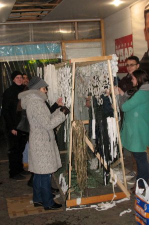 Волонтеры готовят консервацию и плетут маскировочные сети