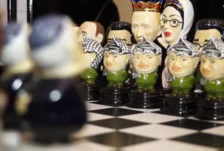 В Межигорье нашлись шахматы с политическим уклоном. Фото