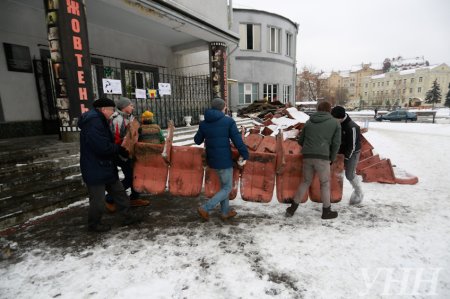 Сегодня прошла генеральная уборка погорелого кинотеатра в Киеве. Фото