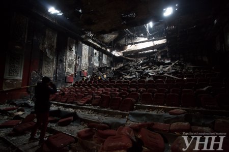 Сегодня прошла генеральная уборка погорелого кинотеатра в Киеве. Фото