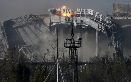 Сепаратисты атаковали аэропорт Донецка.