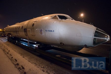 По Киеву ночью провезли Ту-134 По Киеву ночью провезли Ту-134