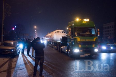 По Киеву ночью провезли Ту-134 По Киеву ночью провезли Ту-134