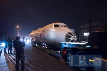 По Киеву ночью провезли Ту-134 По Киеву ночью провезли Ту-134