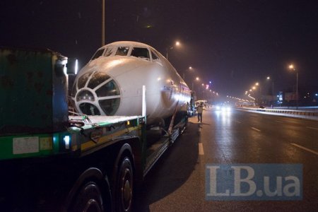 По Киеву ночью провезли Ту-134 По Киеву ночью провезли Ту-134