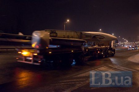 По Киеву ночью провезли Ту-134
