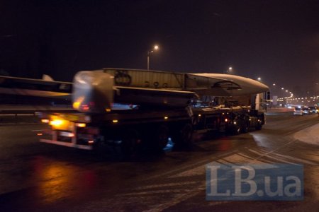 По Киеву ночью провезли Ту-134 По Киеву ночью провезли Ту-134