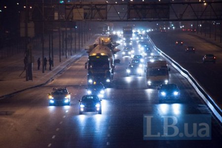 По Киеву ночью провезли Ту-134 По Киеву ночью провезли Ту-134