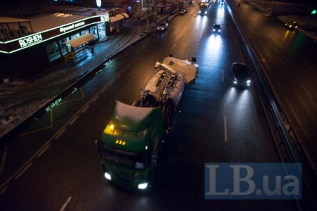 По Киеву ночью провезли Ту-134 По Киеву ночью провезли Ту-134