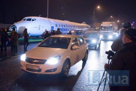 По Киеву ночью провезли Ту-134 По Киеву ночью провезли Ту-134