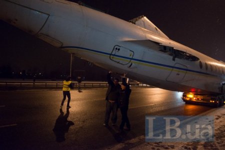 По Киеву ночью провезли Ту-134