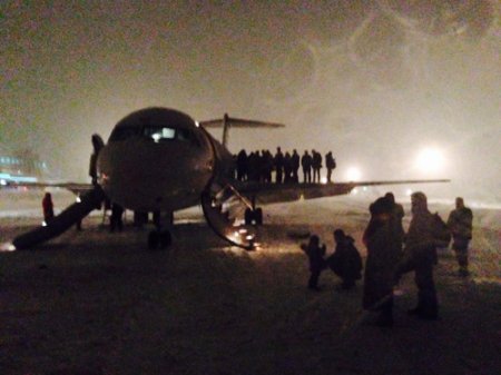 В аэропорту Днепропетровска из самолета эвакуировали пассажиров (фото)