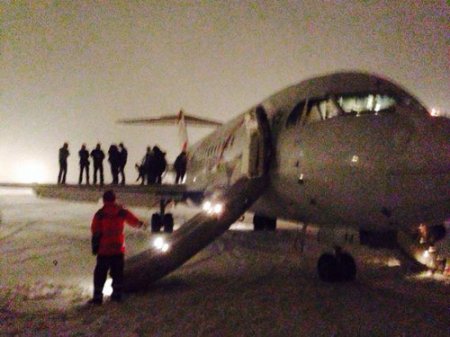 В аэропорту Днепропетровска из самолета эвакуировали пассажиров (фото)
