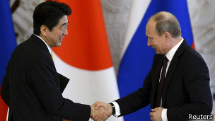 Премьер Японии хочет подписать мирный договор с Россией