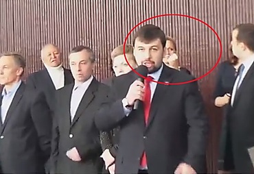 Молодые донетчане «потроллили» главаря сепаратистов, одев на встречу с ним проукраинские футболки