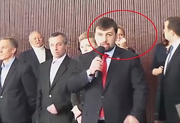 Молодые донетчане «потроллили» главаря сепаратистов, одев на встречу с ним проукраинские футболки Молодые донетчане «потроллили» главаря сепаратистов, одев на встречу с ним проукраинские футболки