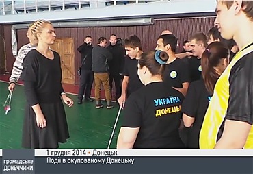 Молодые донетчане «потроллили» главаря сепаратистов, одев на встречу с ним проукраинские футболки Молодые донетчане «потроллили» главаря сепаратистов, одев на встречу с ним проукраинские футболки