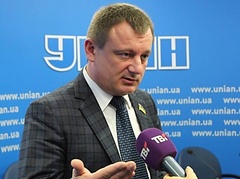 Нардеп от Яценюка вместо принятия законов решает имущественные дела в Раде Нардеп от Яценюка вместо принятия законов решает имущественные дела в Раде