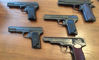 Волонтеров, помогающих силам АТО, наградили личным оружием Волонтеров, помогающих силам АТО, наградили личным оружием