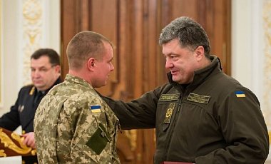 Порошенко: сегодня каждый военный - человек номер один в Украине