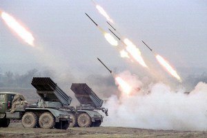 Террористы второй день обстреливают Никишино и Камянку из "Градов" Террористы второй день обстреливают Никишино и Камянку из "Градов"