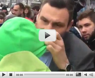 Я тебе в ухо крикну в следующий раз. Понял?", - Кличко "разобрался" с акцией протеста возле киевской мэрии. ВИДЕО