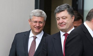 Порошенко обсудил с премьером Канады ситуацию в Донбассе