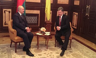 Порошенко поблагодарил Лукашенко за поддержку целостности Украины