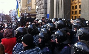В Харькове около 100 активистов пикетируют горсовет