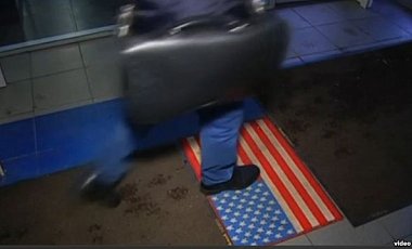 В Москве посетителям ТЦ предлагают вытирать ноги о флаг США