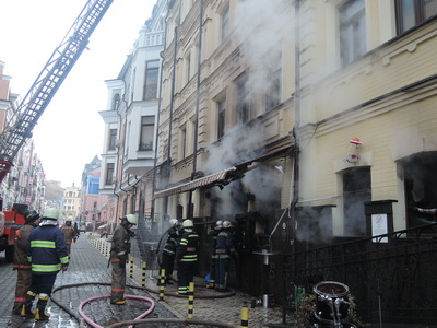 Пожар в ресторане на Подоле спасатели тушили более двух часов
