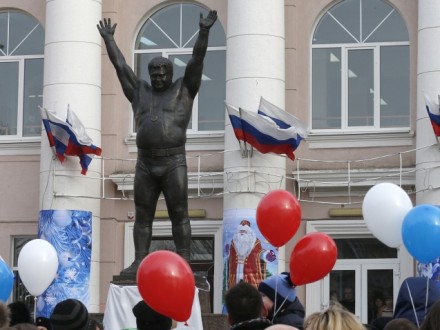 В России открыли памятник легендарному штангисту В.Алексееву