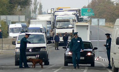 Украина возобновила пропуск легковых авто в Крым