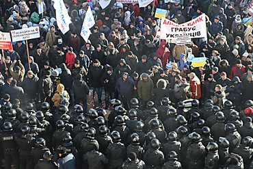 Возле здания украинского парламента митингуют около 500 человек: «Нет акцизу и повышению пошлин»