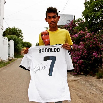 Криштиану Роналду подарил мальчику, выжившему в цунами, футболку с автографом