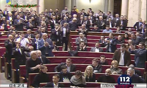 Депутаты отметили принятие бюджета исполнением гимна Украины