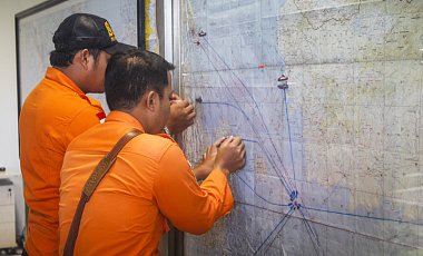 Поиски пропавшего авиалайнера AirAsia возобновились с рассветом