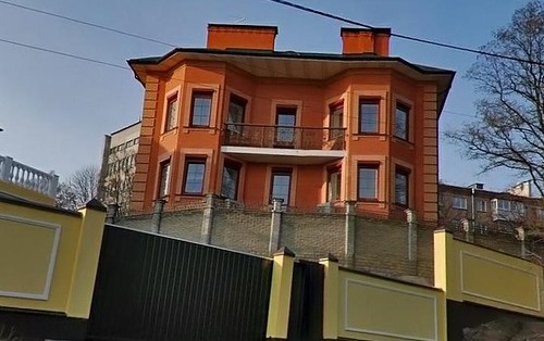 Азаров выставил на продажу свой особняк в Киеве (фото, документ)