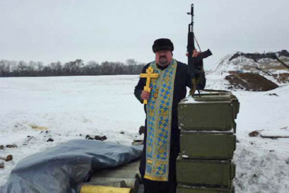 УПЦ КП отлучила от церкви епископа за позирование с оружием (фото)