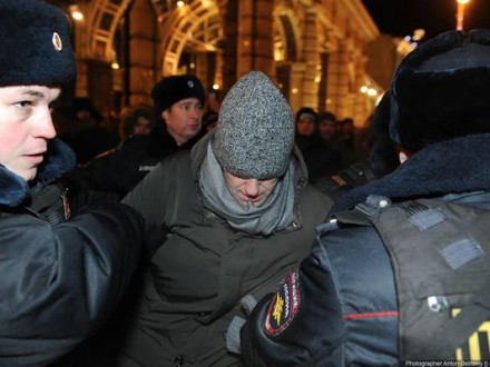 А.Навального привезли домой и не выпускают из квартиры