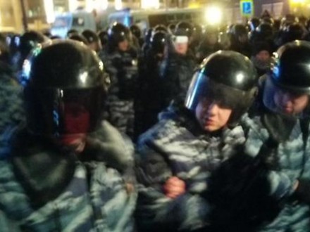 ОМОН выстроился на Манежной площади